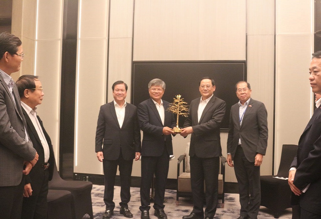 Thủ tướng nước CHDCND Lào Sonexay Siphandone đề nghị VRG đầu tư chế biến sản phẩm công nghiệp cao su tại Lào